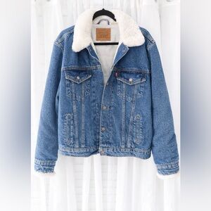 Levi’s Premium Denim Trucker Jacket Faux Fur Collar Quilted Lining Size L NWOT